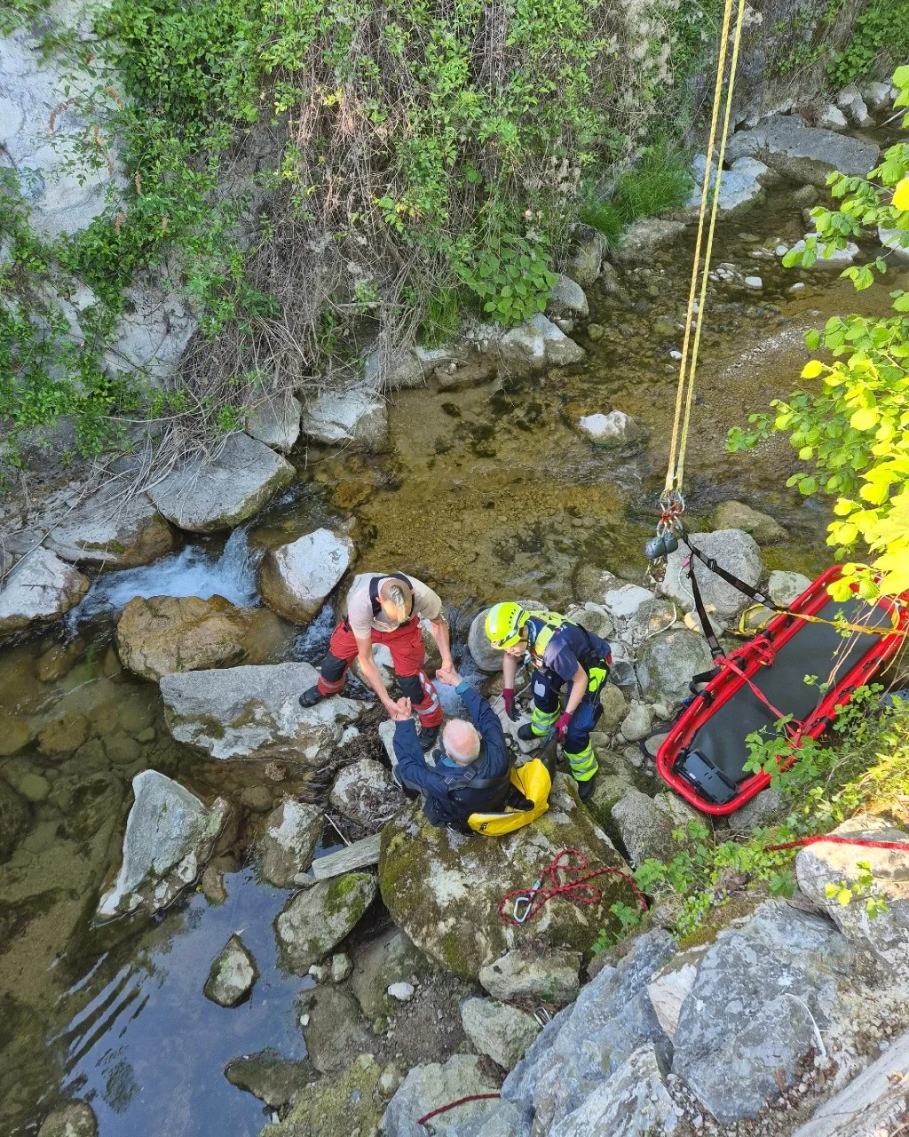 Angehörige der Feuerwehr Wetzikon-Seegräben kümmern sich um den Mann. Nach der Untersuchung durch die Rettungskräfte wurde er nach Hause gebracht. Rettungseinsatz am Zwei Retter stehen im Bach und kümmern sich um einen Mann. Eine rote Trage wird am Seil heruntergelassen.